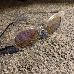 Genomskinliga solglasögon med lite färgat glas. Använda under 1 vecka. Ena bågen är lite sne men det är inget man märker när man har de på sig eller annars. 😎