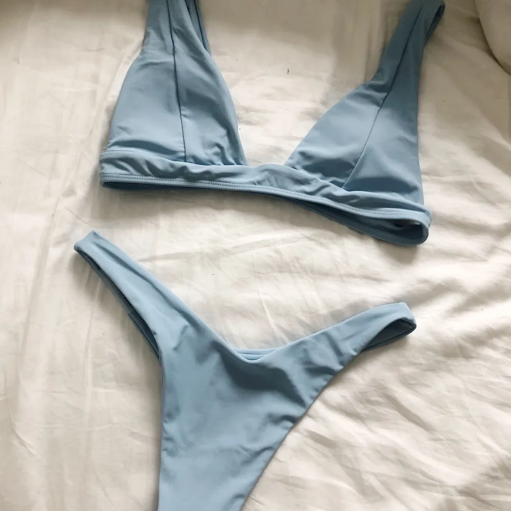 Helt ny bikini från shein. Endast testad, överdelen var tyvärr för stor för mig men passar nog en s eller m. Det finns inlägg i toppen som man kan ta ut, mycket bättre material än vad jag trott! Trosskyddet sitter kvar! Och så fin färg (sista bild är från hemsidan) 💙💙. Övrigt.