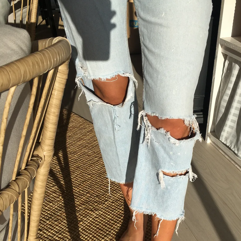 Supersnygga jeans ifrån zara i strl 38! Säljs då de är för korta på mig! (Innerbenslängden är 63cm) fint skick men kommer inte till användning här.. köparen står för frakten & det är bara att höra av sig om du är intresserad eller undra på något!🌼. Jeans & Byxor.