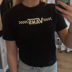 En svart T-Shirt från VANS i bra skick, ej nopprig eller fläckar. Använt ett fåtal gånger! Köparen står för frakten.