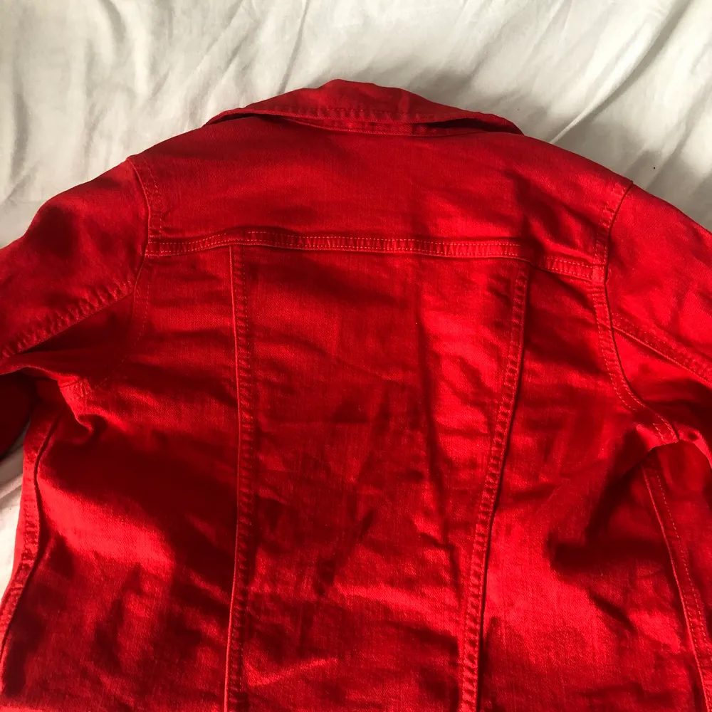 Jätte fin röd sommar jacka älskar den men den är för liten för mig😊/ köpare står för frakt. Jackor.