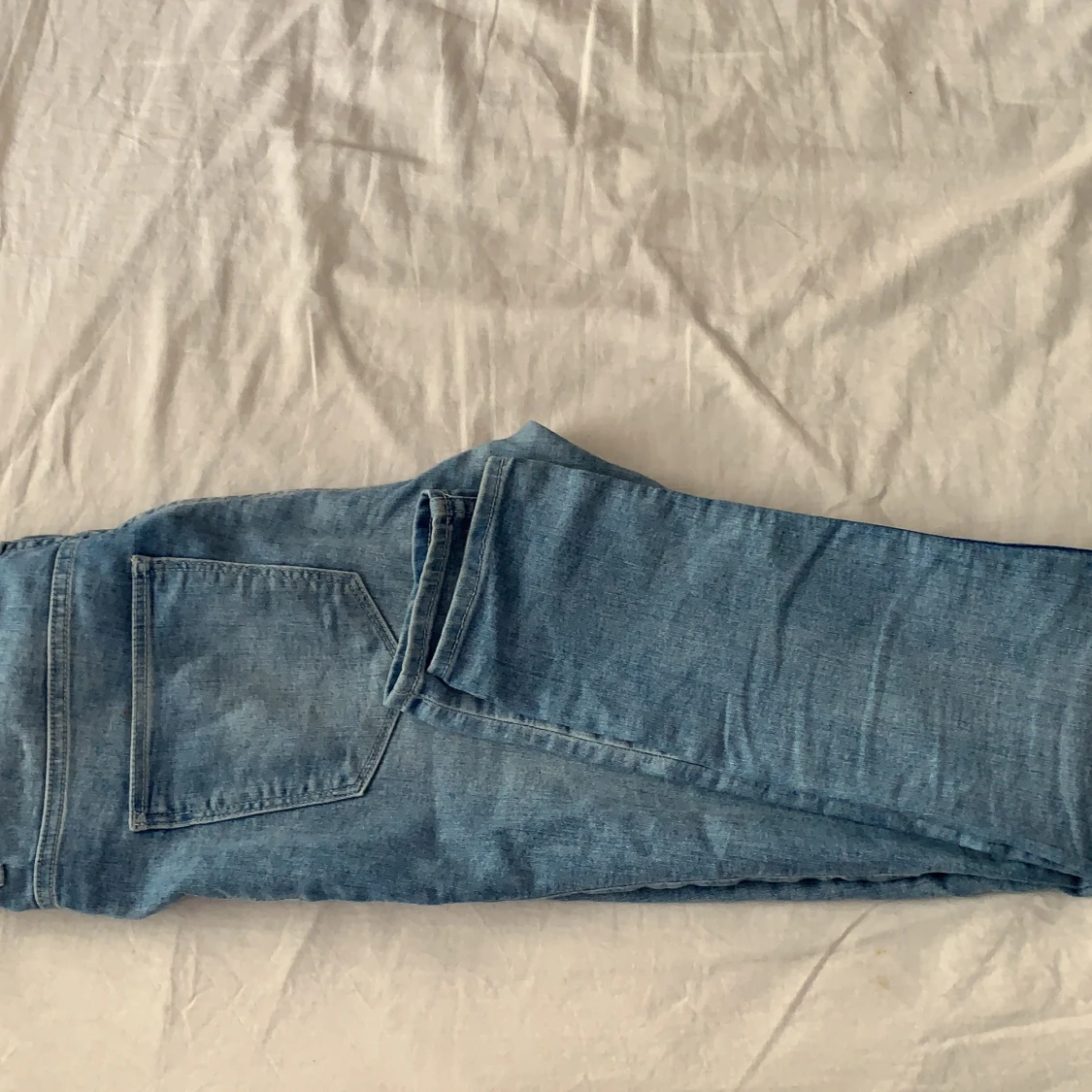 Fina ljusa jeans, strl 40 - 42 men sitter olika beroende på person. - 91