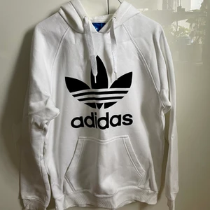 Hoodie - Adidas - Vit adidashoodie i ett bra skick, storlek M. 🧞‍♂️Betalning via Swish🐢🌏🌈✨