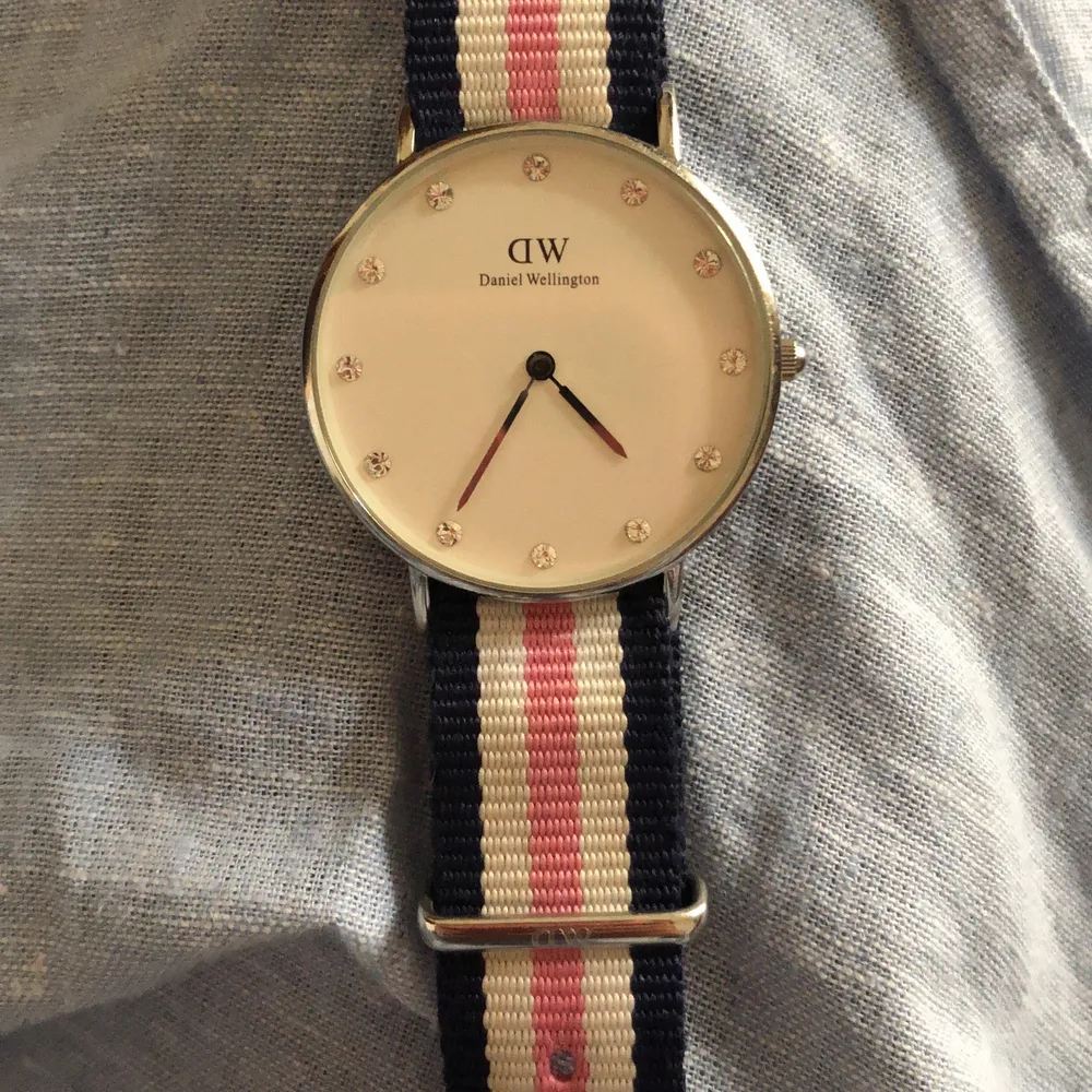 Classic Southampton watch with pink and blue strap and silver details. Bought for 150€/1500kr. Selling for 500kr, FREE SHIPPING OR MEET UP. DM me for real life pics.. Accessoarer.