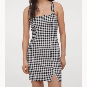 Klänning med slits - Superfin kort klänning med slits från Bershka. Jag säljer den för att den inte är min stil och kommer därmed inte till användning. Nyskick, Använd 1 gång💛💛