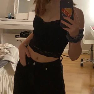 fint linne - säljer en söt svart topp med spets som jag ej använder.💗 köparen står för frakten