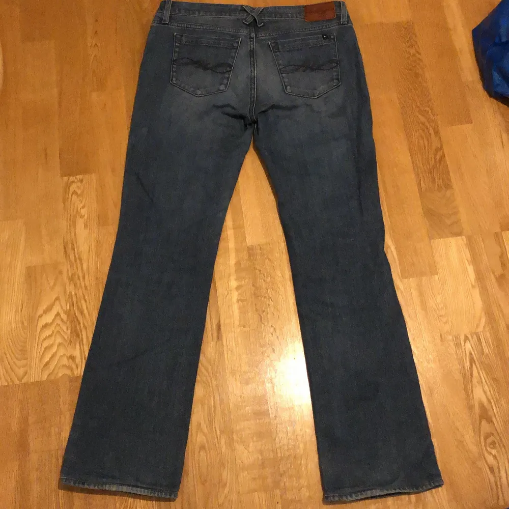 jeans med lite stretch i blått från Tommy Hilfiger. Mycket bra skick. Jeans & Byxor.