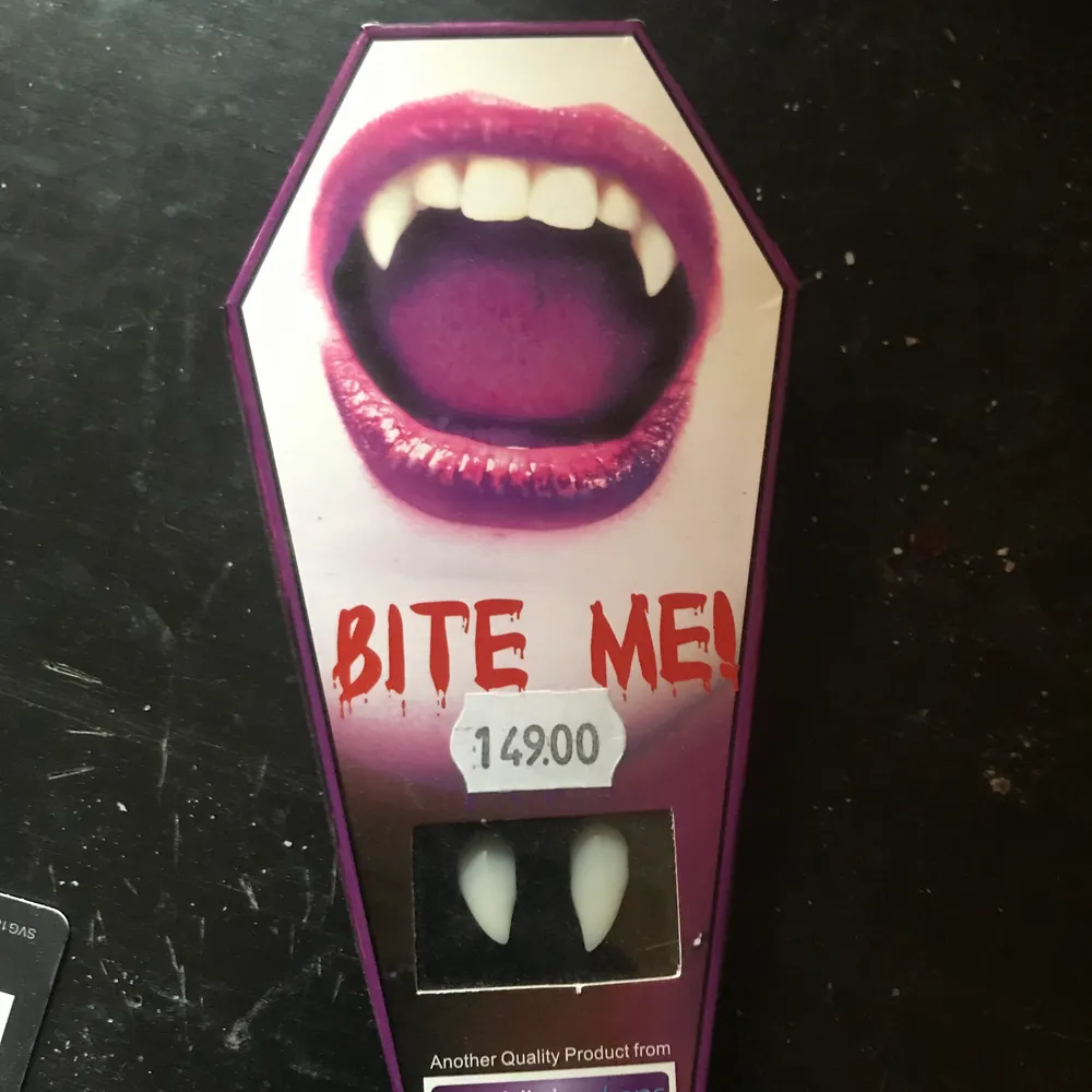 vampyr tänder från blue fox. köpta för 150kr, aldrig använda. har lim. skriv om du har frågor eller om du är intresserad <3. Accessoarer.