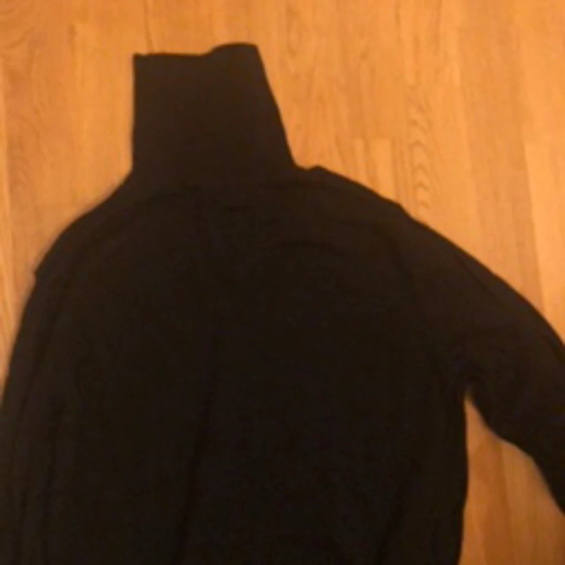 SNYGG SVART LÅNGÄRMAD POLOTRÖJA!