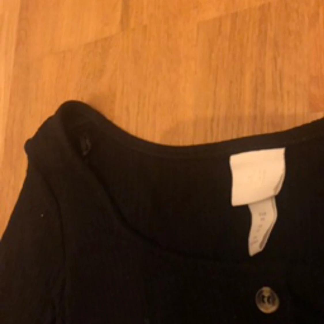 SVART TRÖJA MED SNYGG RINGNING & KNAPPAR - 91