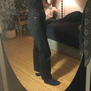 Jeans från monki i modellen taiki storlek 25. Hyfsat använda, jag är 170 cm❤️ Frakten ingår i priset!