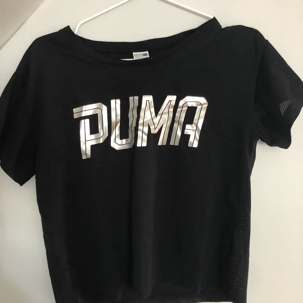 Fin träningströja från puma Passar Xs/S  Luftig då den har ihåligt material baktill Säljs då den inte får någon användning. T-shirts.