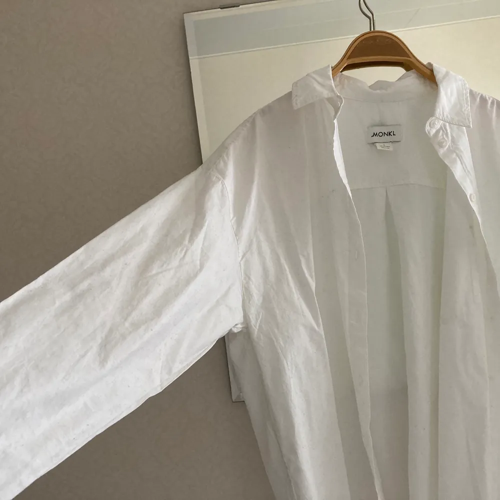 Oversize vit skjorta i nyskick. Fraktas spårbart. Skjortor.