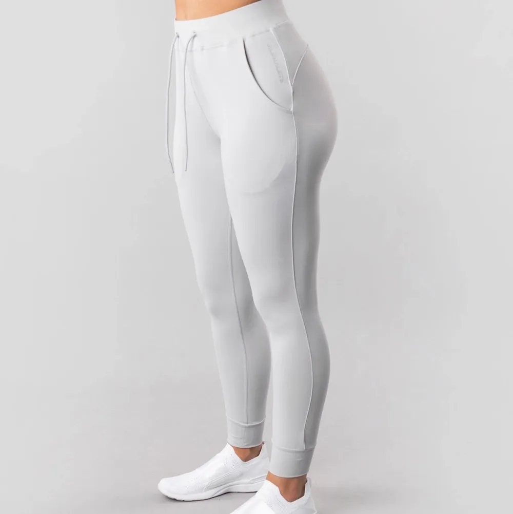 Suuuper sköna alphalete joggers i storlek small, väldigt skönt material, i nyskick. Skriv för fler bilder eller om ni har frågor🤍 köpare står för frakt. Pris är diskuterbart. Jeans & Byxor.