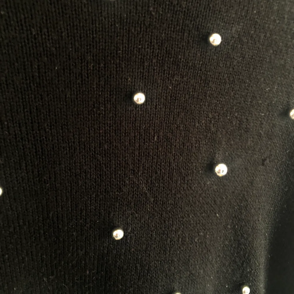 En svart stickad tröja med pärlor i silver från H&M. Strl XS. Köparen står för frakt, och vid snabbt köp kan priset diskuteras🥰. Stickat.