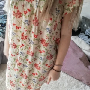 Klänning siden - Söt romantisk, sommarklänning från Zara i siden, två fickor i sidan. Luftig och underbar mot huden. 