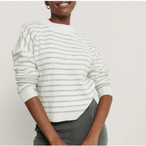 Tröja - Säljer denna fina grå, vit randiga stickade tröja från nakd. Jätte mysig inte alls stickig.💖 (Köparna står för frakt)