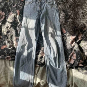  - Säljer dessa superfina blåa jeans från H&M. Jag har växt ur de och säljer på grund av den anledningen, annars hade jag gärna behållt dem då jag tycker färgen är såsåså fin!