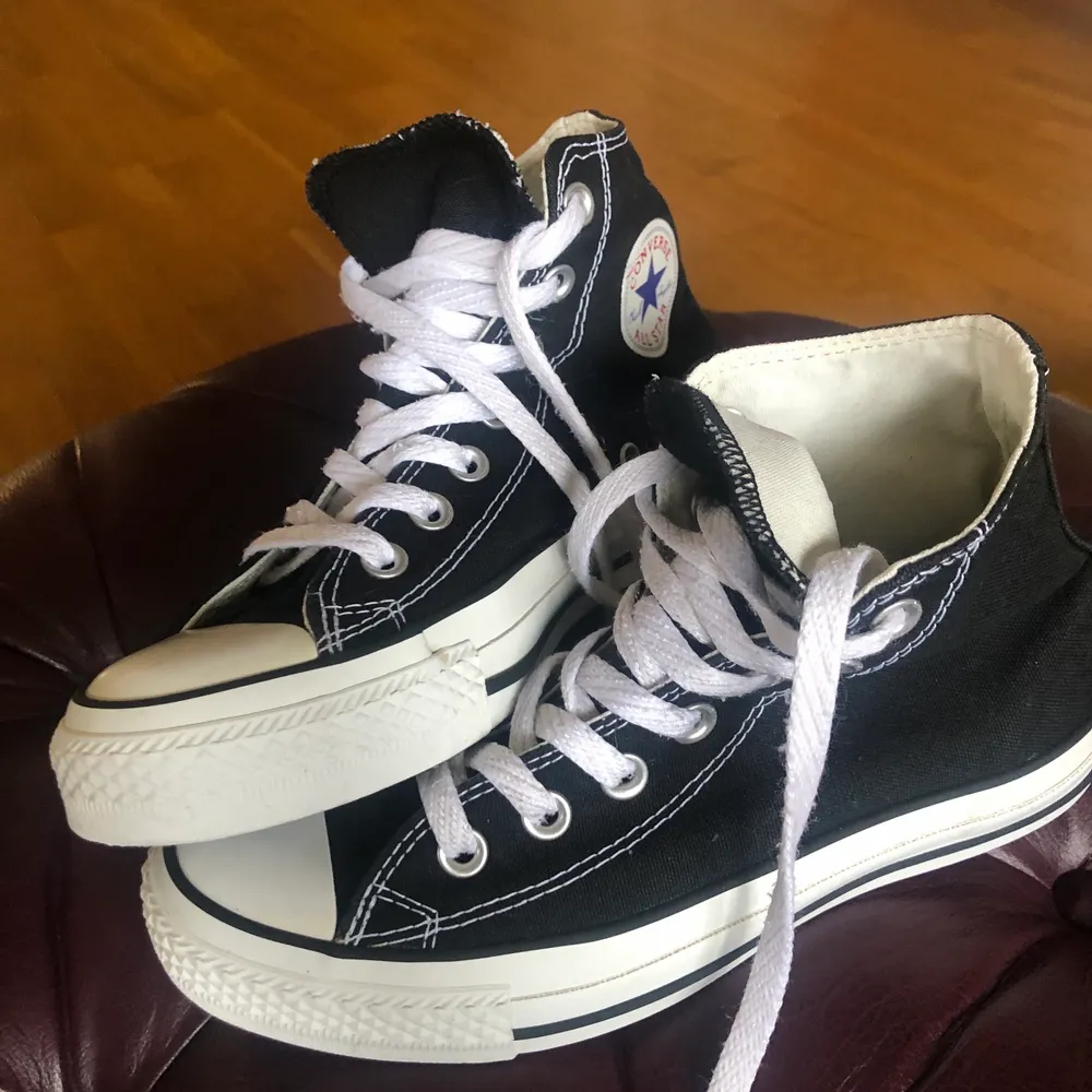 Säljer dessa skit snygga höga Converse skor. Använda endast 2 gånger men är som nya. Säljer pga för små för mig. Kontakta för fler bilder. Köparen står för frakten.✨. Skor.