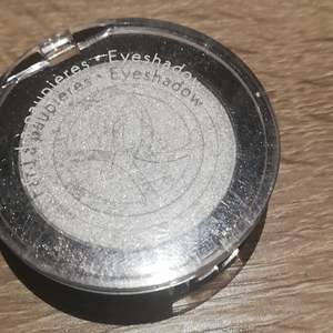 En silver glittrig ögonskugga från YVES ROCHER. Aldrig använd men är skitfin, säljer den för den aldrig kommer till användning. 