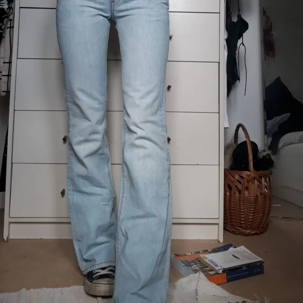 asfina ljusa Levisjeans i modellen 572. Oanvända med lappen kvar, nypris ca 900kr. låg midja och bootcut😍😍😍 jag är ca 168cm å bär vanligtvis w 25. Jeans & Byxor.