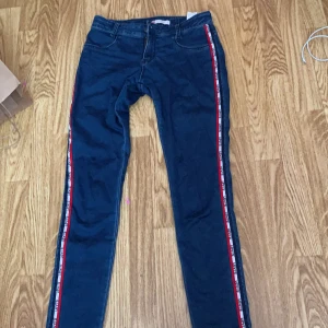 Levis jeans - Levisjeans från Kidsbrandstore, använda en gång, lågmidjade, storleken är för 16 år skulle säga att de passar 36-38