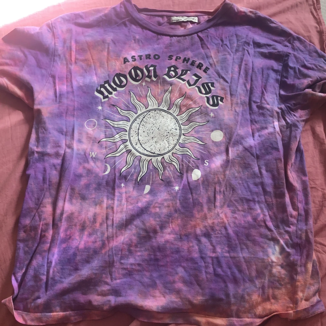  tie-dye t shirt med sol