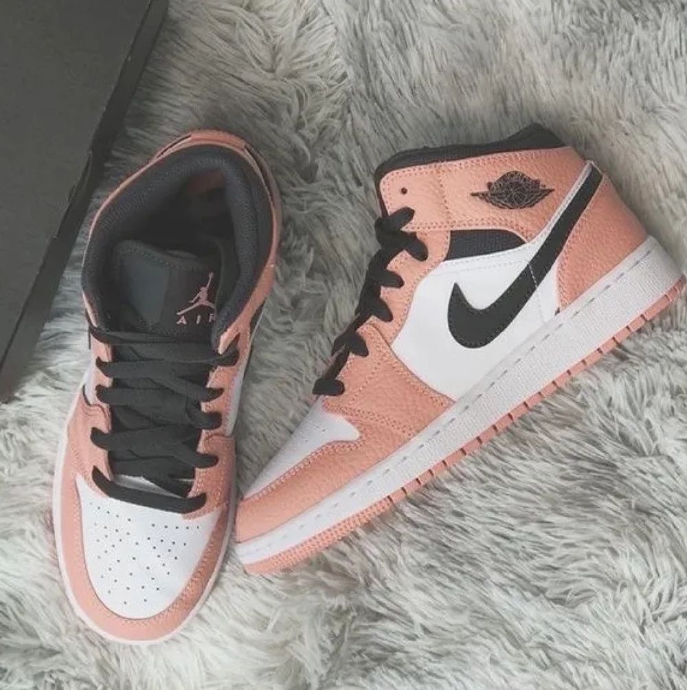 anvĂ€nda en enstaka gĂ„ng för fĂ€rgen passar inte min klĂ€dstil.. NĂ„gon annan borde skina i domđ»! (Om ni har ett par jordans i samma skick men annan fĂ€rg kan jag tĂ€nka mig att byta i storlek 39 eller 40).. Skor.