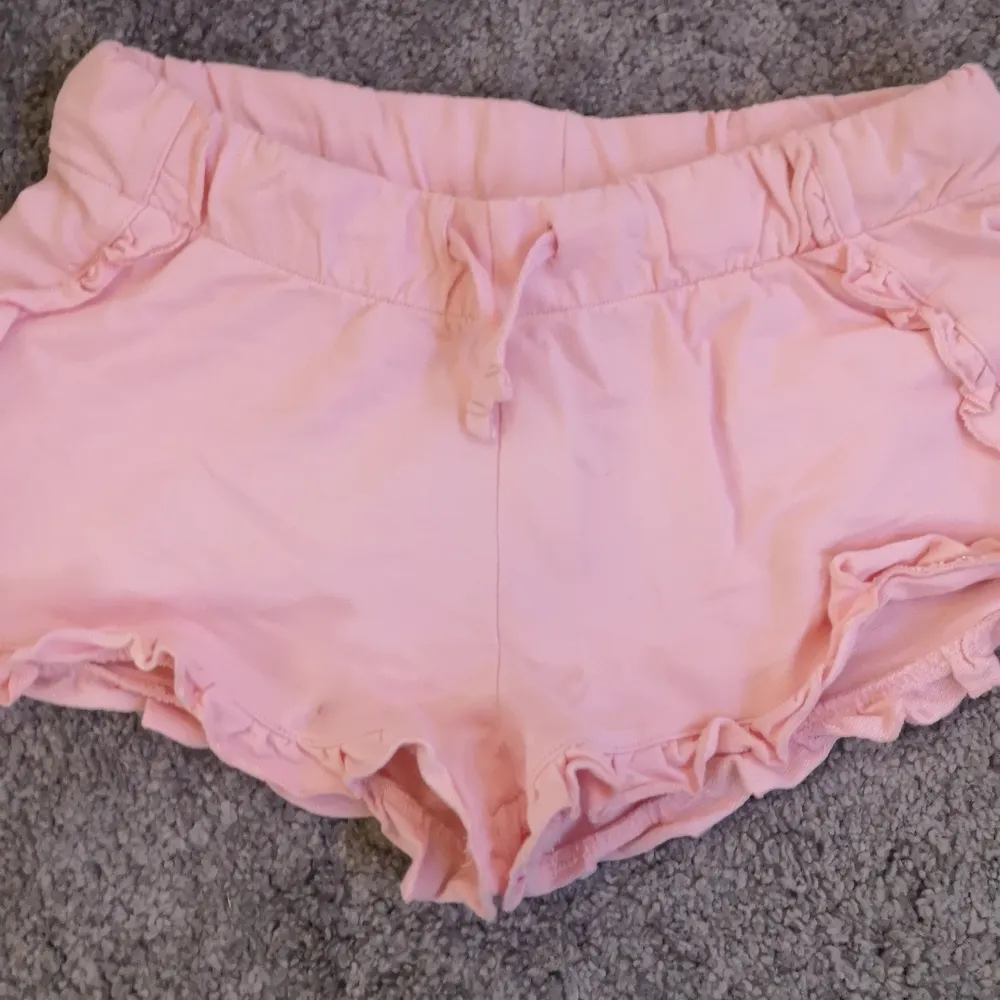 Grisrosa mjukis shorts ifrån kapphal. I väldigt fint skick och knappt använda. Dem har även fransar på sidorna och vid slutet av benet. Stretchiga med resor i midjan men kan knytas med snöre där framme. Storlek: 170 men passar även smal. Shorts.