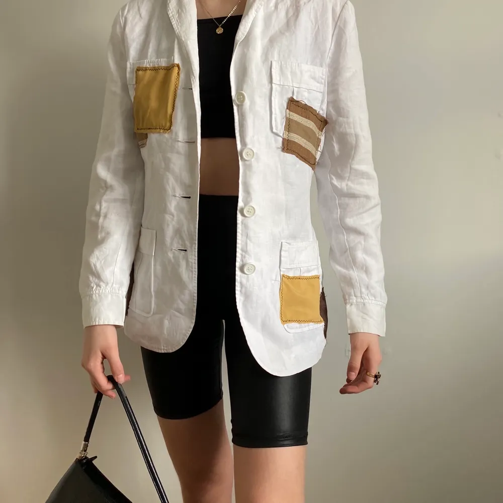 Denna jacka har från början varit en hel-vit jacka som vi köpt secondhand och sedan sytt på dessa ”lappar”! Vi kommer att starta en budgivning om många är intresserade! Frakten ingår i priset💗. Takit.