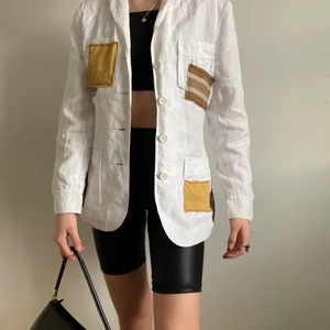 Patchwork jacka - Denna jacka har från början varit en hel-vit jacka som vi köpt secondhand och sedan sytt på dessa ”lappar”! Vi kommer att starta en budgivning om många är intresserade! Frakten ingår i priset💗