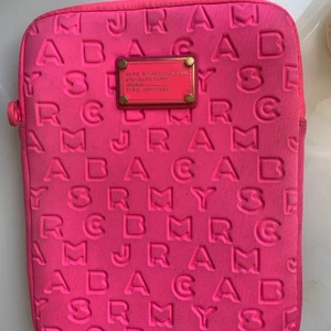 iPad-skal från Marc Jacobs - Jättefint skal till iPad från Marc Jacobs! Fint skick och säljs pga att det inte kommer till användning längre.