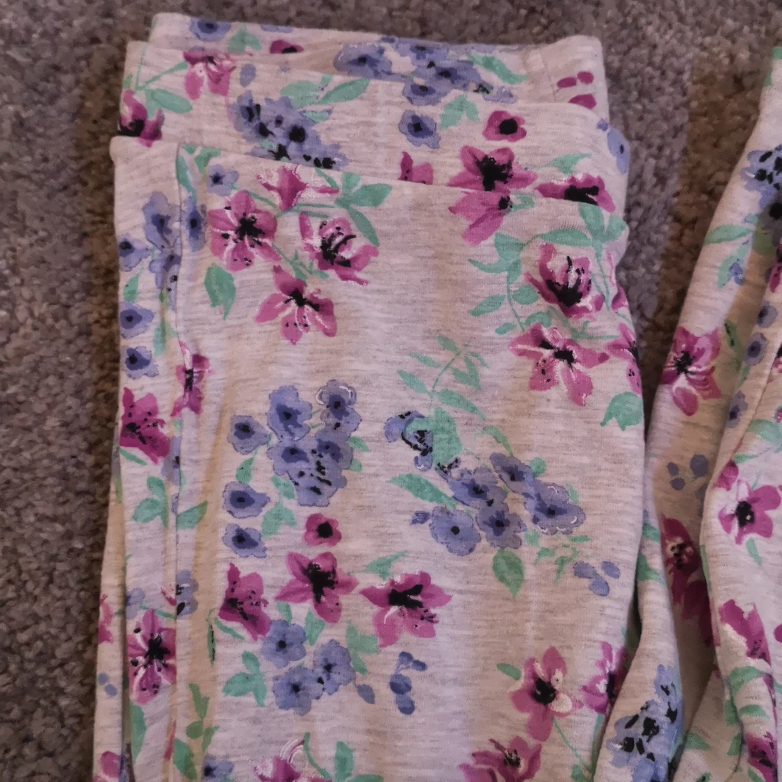 Grå thights med blå och lila blommor  - 91