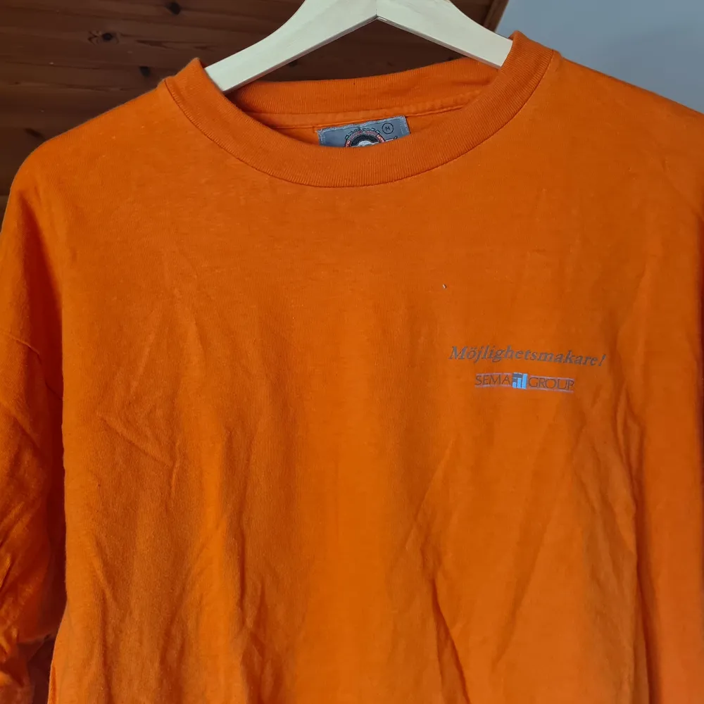 En orange tshirt med rolig text! Köpt 2hand. T-shirts.