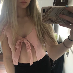 Rosa topp - Jättesöt sommartopp med knytning framtill. Säljer då den är för liten för mig☺️ aldrig använd 