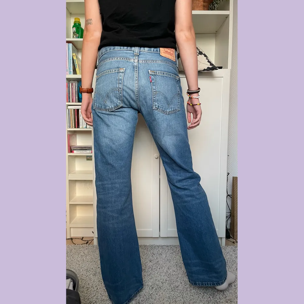 Ett par Levis bootcut jeans i low rise. De är köpta begagnade, aldrig använda av mig, men i mycket gott skick! I snygg urtvättad blå färg. Visas på en vanligtvis S, 174 cm lång. Storleken motsvarar ungefär en S/M. ✨frakt ej inkluderat i priset✨. Jeans & Byxor.