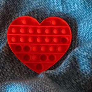 En hjärt formad röd pop it ungefär 10 cm 💝 skriv om du är intresserad 