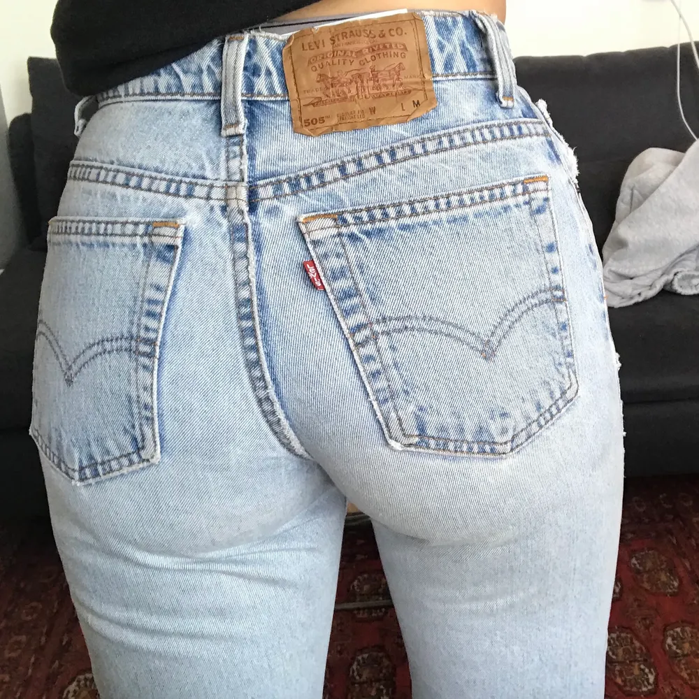 Säljer ett par vintage levis som tyvärr är för tighta över höfterna/rumpan för mig. Jag har ca 100 cm där jag är bredast så passar nog nån som är lite mindre än det! De är snyggt slitna och vääldigt mjuka så faller sjukt snyggt. Finns vissa märken på benen men inget man tänker på - ger bara en snygg vintagekaraktär. Ungefärliga mått: 33 cm rakt över i midjan. 76 cm innerbenslängd, 104 cm ytterbenslängd. Ledande bud: 460. Höjning med minst 20kr🥰 köp direkt: 550kr. Jeans & Byxor.