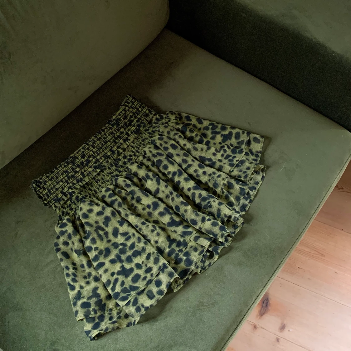 Grön leopardmönstrad kjol 