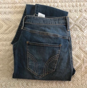 Hollister jeans - Använda få gånger. Supermjuka o formar rumpan snyggt. Nypris 599kr