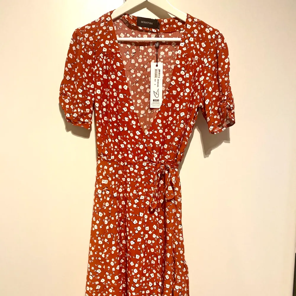 MINKPINK blommig röd klänning ”Shady Days Tea Dress” ❤️ strl S. Nyskick, endast testad, prislapp kvar. Inköpt för 799kr. Bild 2 tagen från nätet. Betalning via swish. ✨ . Klänningar.