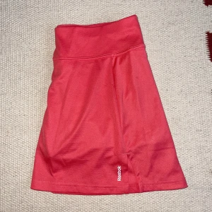 Reebok tenniskjol  - Hej! Jag säljer min Reebok tenniskjol! Perfekt till padel, tennis eller golf 🎾🏌️‍♀️ Den har underbyxor! Den kan skickas men då står köparen för frakten. Kan skickas spårbart 📦 
