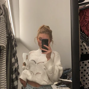 Stickad tröja storlek s - Mjuk vit stickad tröja, hål som man ser igenom men man kan ta en tröja under om man känner för de nypris: 299