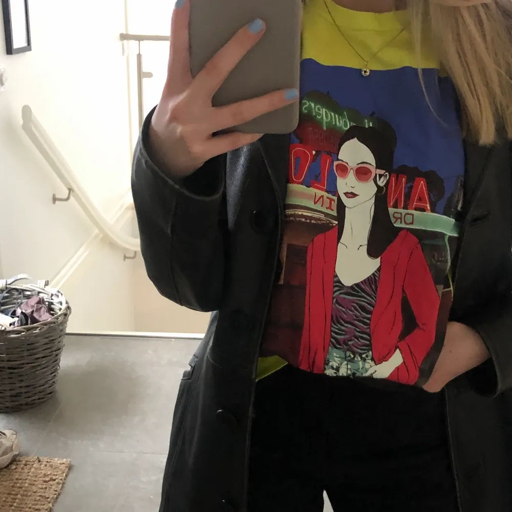 Snygg neongul t-shirt från zara i storlek xs, knappt använd pga inte min stil. T-shirts.