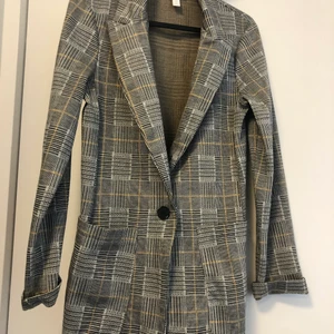 Skitsnygg classy jacka/skjorta - Den perfekta classy skjortan/jackan att ha till våren/sommaren! Den är lite ”tjockare” och går därmed utmärkt att ha den som enbart jacka.