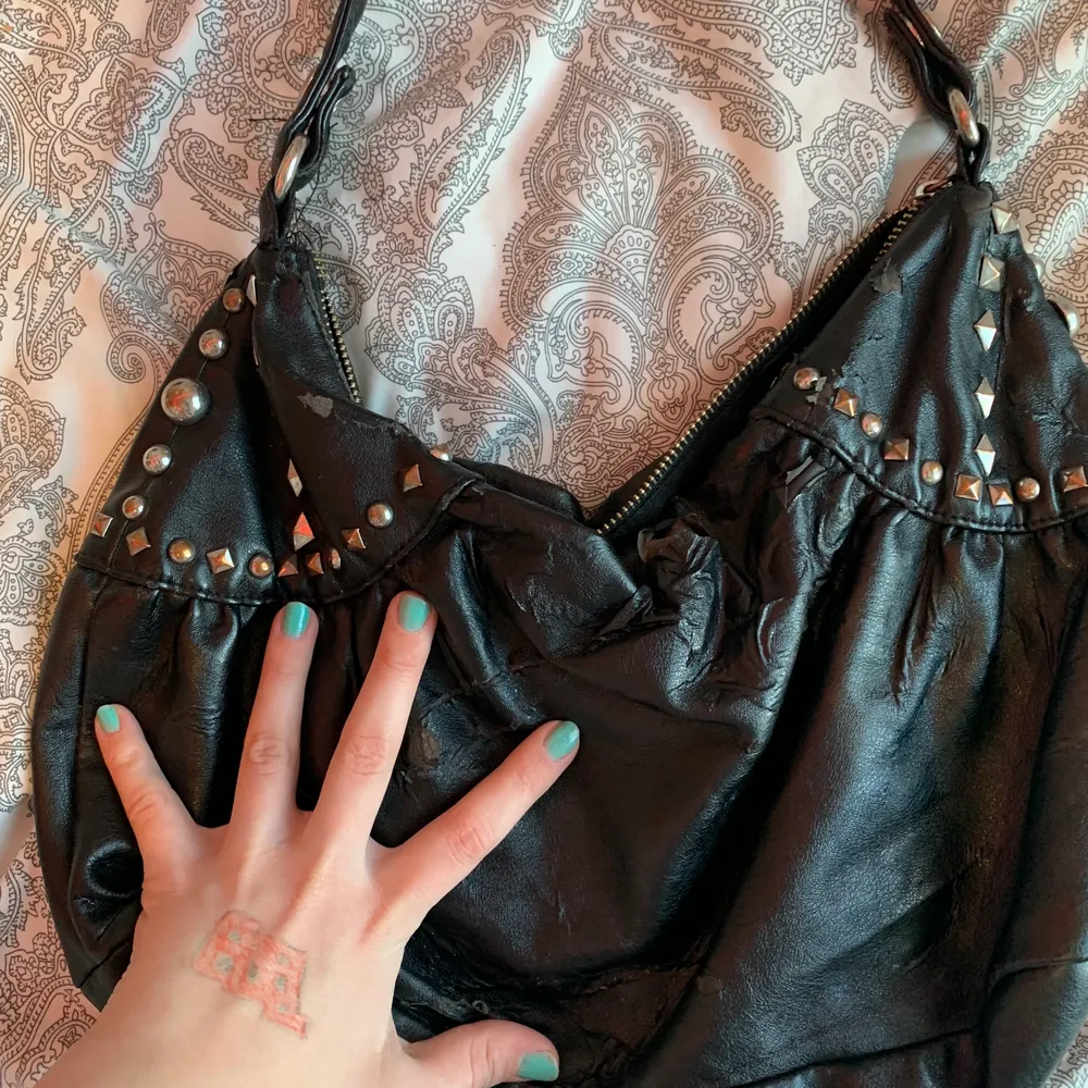 En fina svart väska men inte min stil så säljer den🥰 kan mötas upp i stklm o ksk oxå frakta . Väskor.