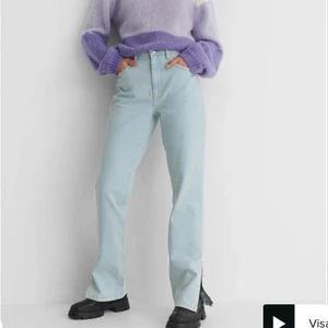 Midwaist jeans - Sjukt snygga ljusblå midwaist jeans från Nakd💕 helt slutsålda och väldigt populära! Storlek 34. Jeansen är midwaist😊 passar mig som vanligtvis har xs💕 har bud på 300