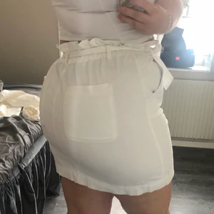 Jeans kjol - En jättefin och fräsch jeans kjol från NA-KD med fina detaljer såsom knytning i midjan och fickor både fram och bak. Köparen står för frakten!