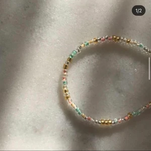 Armband - BEACH BRACELET 🌊🌸 säljer ett handgjort armband av glaspärlor 29kr men eftersom att det är rea tills 8 maj så är det rea på 19kr 💕 Passa på nu!! Också perfekt smycke inför sommaren med fina toppar ju 😍 Instagram @designbyliya_ ❗️❗️❗️