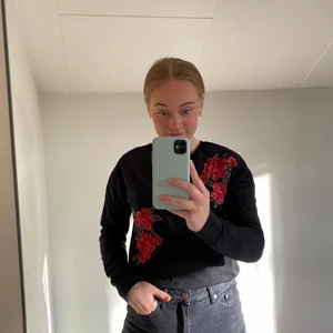 Tröja - Supersöt svart tröja med tryck av blommor 🌺 